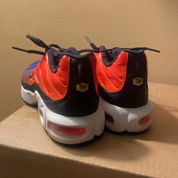 Nike Air Max Plus Gradient Total Crimson Sneakers, Size: 7½ (GS - 6) - Picture 4 of 6